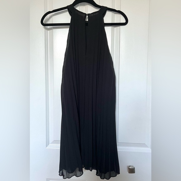 New H&M Sleeveless Pleated Dress - Picture 7 of 7